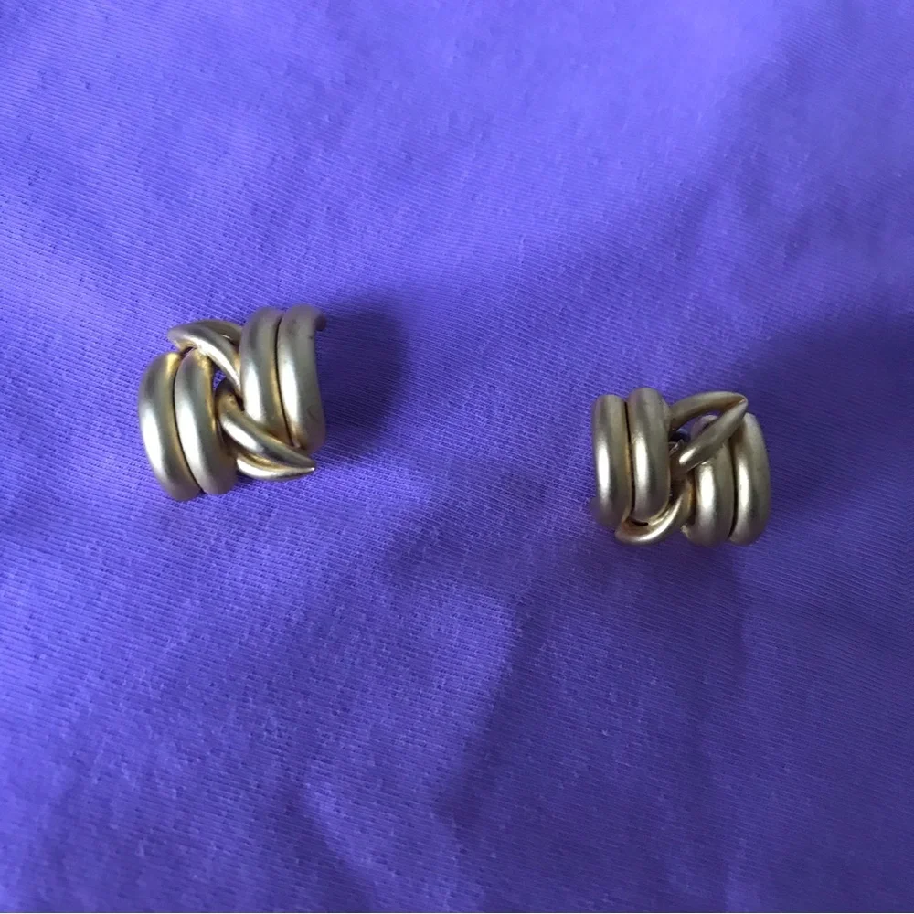 Vintage Artisan Style Goldtone Pierced Earrings Very lightweight. - Picture 4 of 5